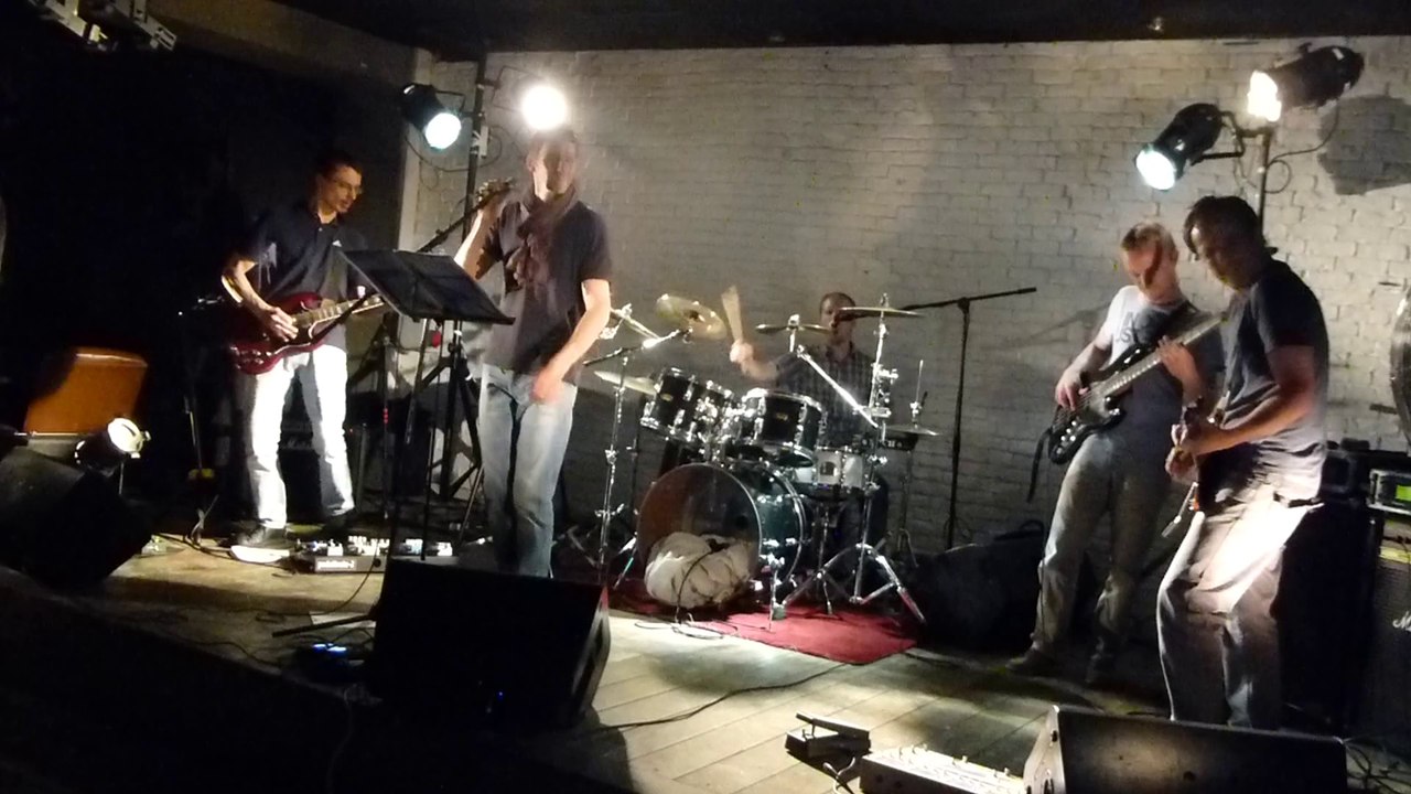 Flying Snails - " My god is the sun " QOTSA