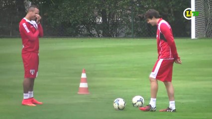 Em casa! Kaká mostra entrosamento com Fabuloso e 'brilha' em golzinho