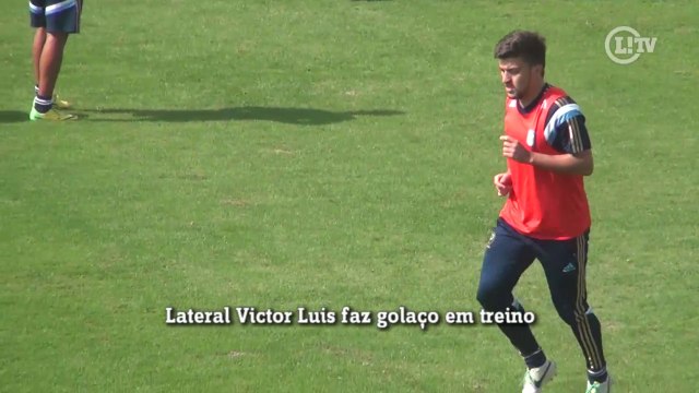 Garoto da base marca golaço em treino do Palmeiras