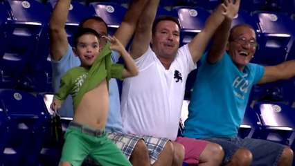 Un gamin très content de passe sur l'écran géant du stade pète un cable... Pire tête de fou!
