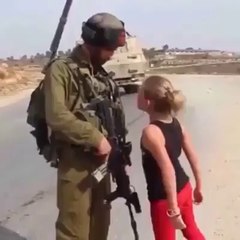 une palestinienne qui tient tête a un solda israéliens bravo a elle