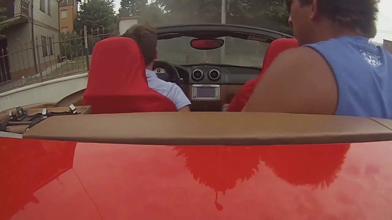 Il teste une Ferrari