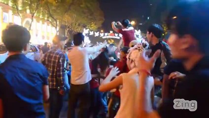 Trò chơi bình xịt tuyết thú vị của giới trẻ Sài Gòn