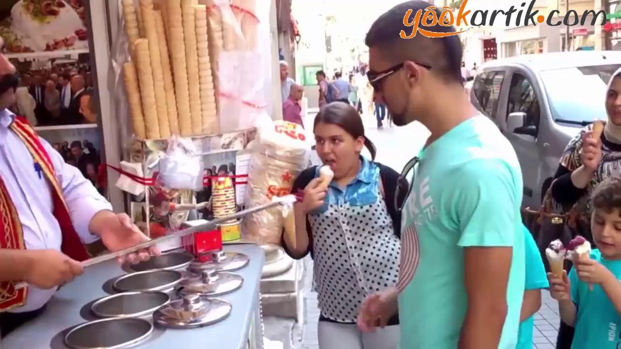 Dondurmacı dayıdan dondurma şov.