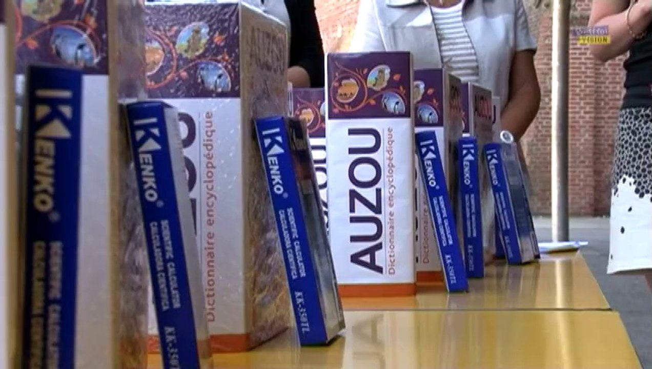 Remise de dictionnaires aux élèves entrant en sixième.