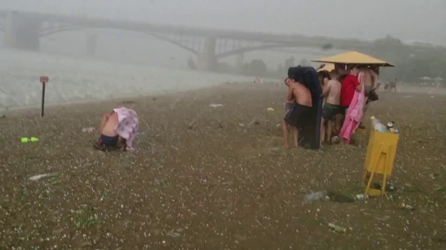 Baigneurs russes prit dans une tempête de grêle impressionnante!