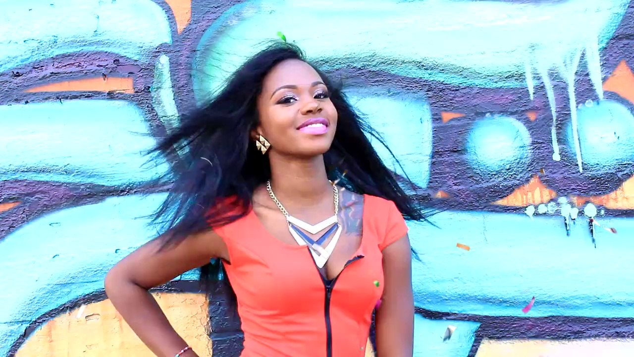 MODEL  DE'SHAVONNA