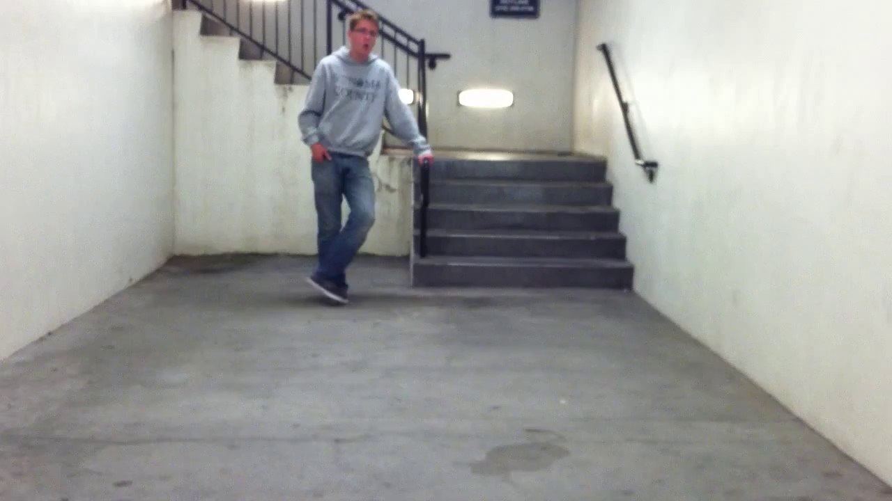 Chanter le thème de Halo 3 dans une cage d'escalier!