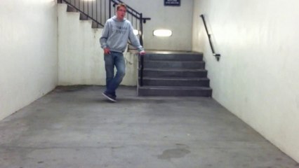 Chanter le thème de Halo 3 dans une cage d'escalier!