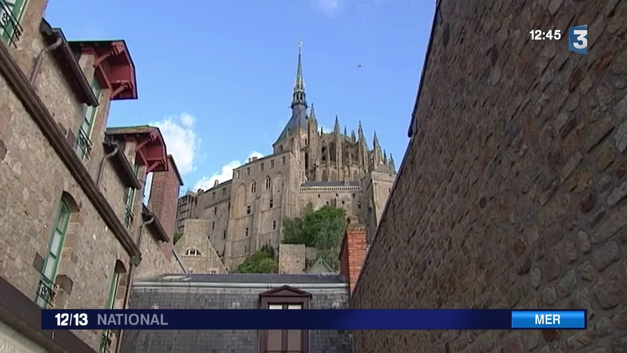 Le Mont-Saint-Michel entièrement cerné par les eaux grâce aux grandes marées