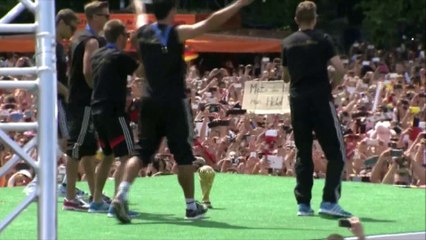 La chanson de mauvais goût de la Mannschaft à Berlin