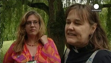 Wide welcome for Church of England vote to allow women bishops