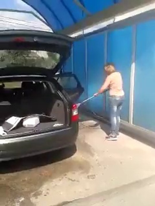 MARIDO OBRIGA MULHER A LAVAR O CARRO E ELA DECIDE SE VINGAR DE FORMA INACREDITÁVEL