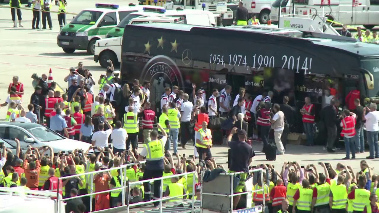 Rauschender Empfang für Weltmeister in Berlin