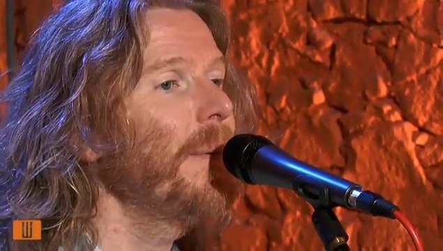 'The sun could rise tonight', Halldor Mar en directe a l'Espai VilaWeb, versionant 'Qualsevol nit pot sortir el sol', de Sisa