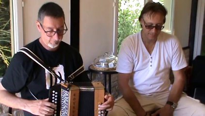 Accordéon Diatonique et Cajon    .Cupidon s'en fout"(Brassens)