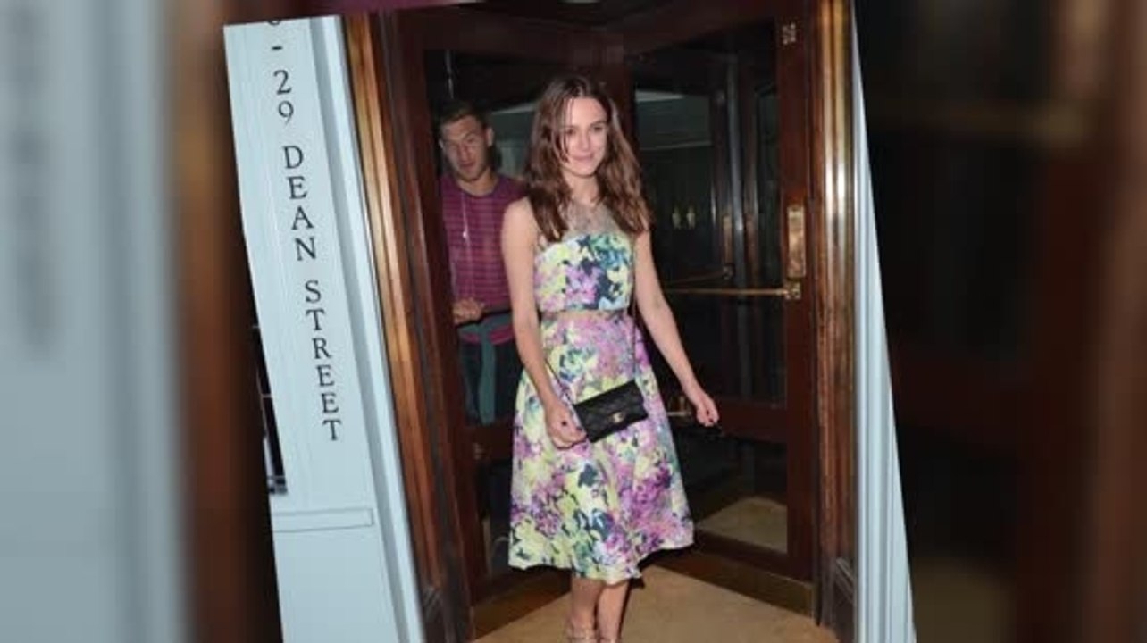 Keira Knightley mag es nicht leicht fallen zu singen, aber dafür fällt es ihr umso leichter gut auszusehen.