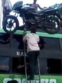 Charger une moto sur le toit d'un bus en mode Indien : moto sur le tête!