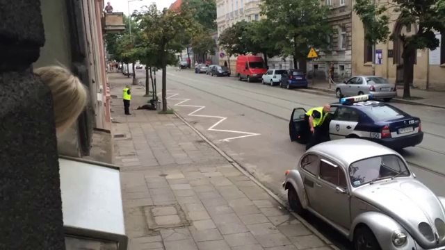 Cop shooting on a crazy guy in the street! Lovely polska!