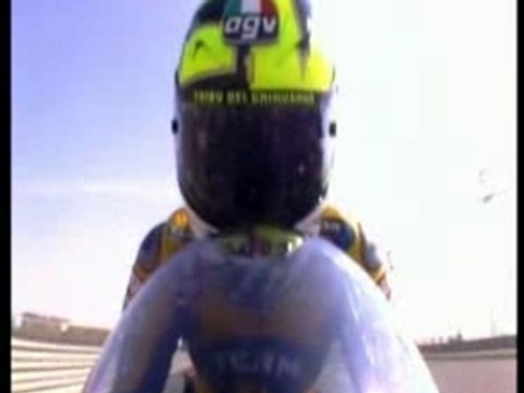 valentino rossi on the yamaha r1 2007