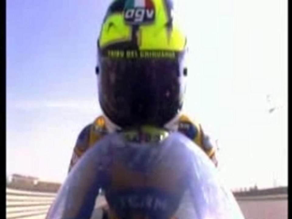 valentino rossi on the yamaha r1 2007