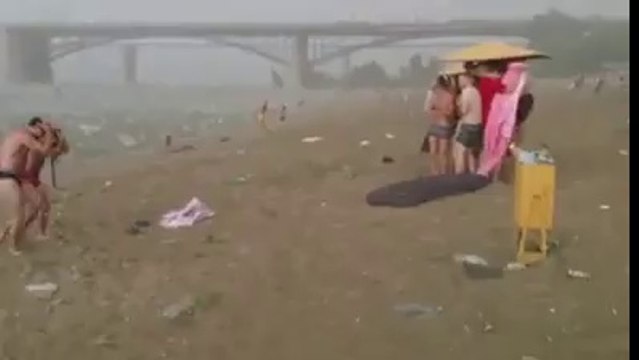 Violent orage de grêle sur une plage ! a voir