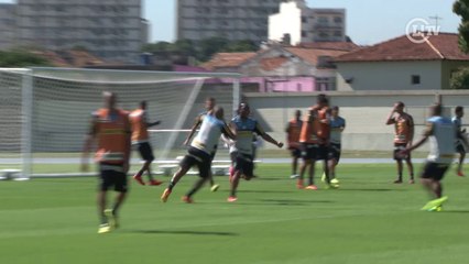 Inspirado, Carlos Alberto 'destrói' em treino do Botafogo