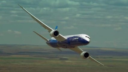 Boeing Shows Off 787-9 Dreamliner's Extreme Manueverability