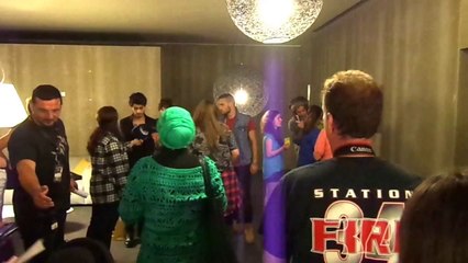 Membros da banda One Direction são muito fofos com fãs!