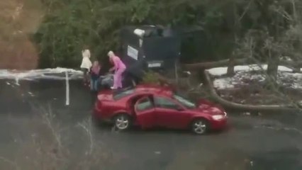 Saçı Uzun Aklı Kısa Sarışın Kızın Çöp ve Çöp Kutusuyla İmtihanı