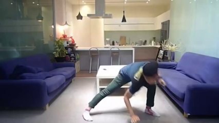 Ellerini kullanmadan pantolon giyen genç