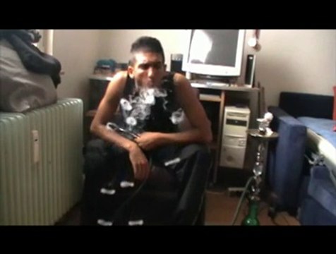 Un homme fait des ronds de fumée avec la Chicha ! a voir