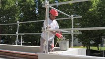 CHANTIER : montage de l'ossature des gradins de la tribune