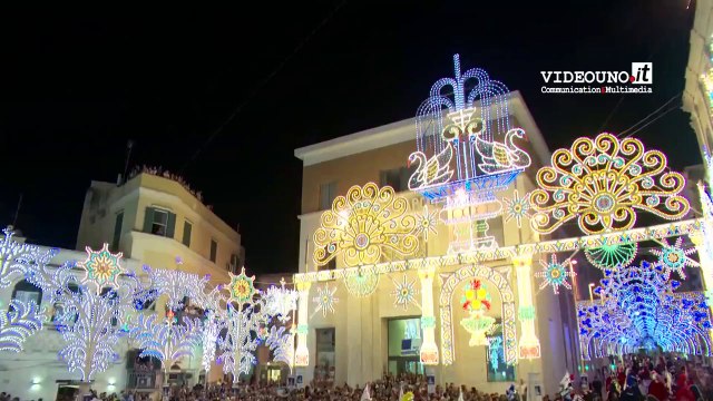 passaggio dei cavalieri e del carro in piazza vittorio veneto festa della bruna 2014