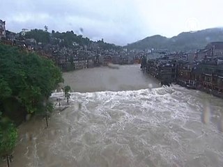 В Китае тонет древний город Фэнхуан