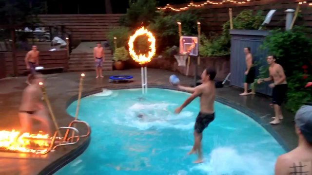 Dunk enflammé dans une piscine! Enchaînement de passes et gros trick shot!