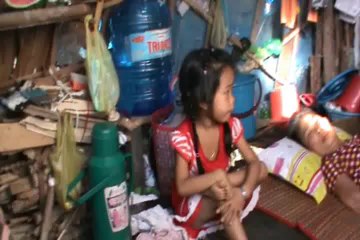 Khó tin cảnh sống dở chết dở của người đàn bà trong túp lều rách nát - Tấm lòng nhân ái - Báo Dân trí