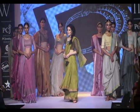 IIJW 2014 Sagarika Ghatge walks for Ganjam Jewellers