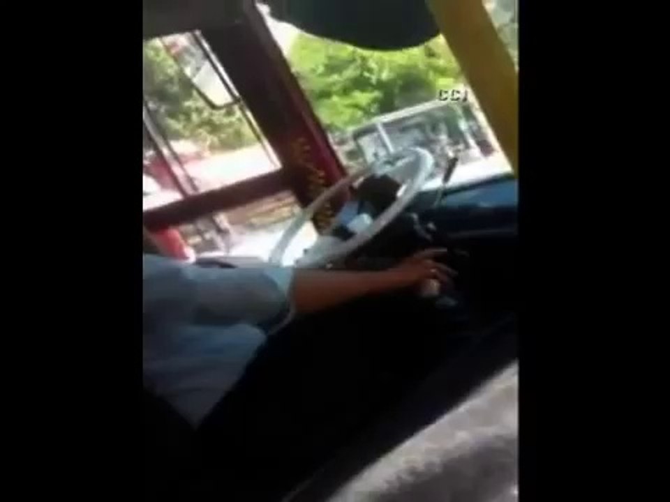 Seyir halinde Yolcuların hayatını tehlikeye atıp kitap okuyan Telefonla konuşan otobüs şoförü