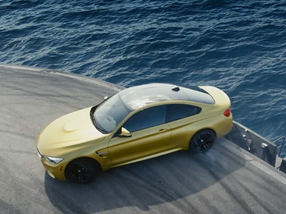 La BMW M4 s’éclate sur un porte-avion !