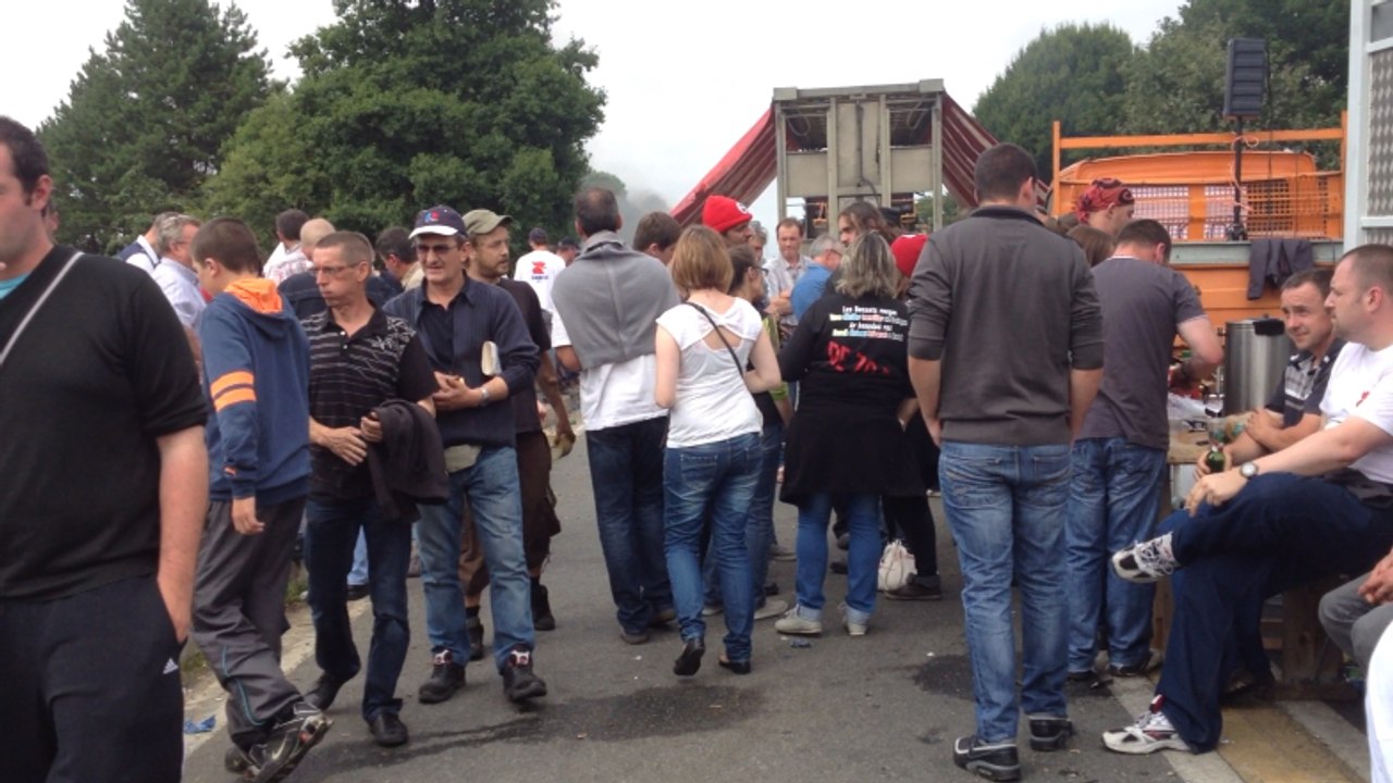 Les salariés et éleveurs de Tilly-Sabco occupent l'échangeur de Plouegat-Moysan