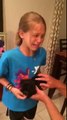 Un fille craque après avoir vu son cadeau : un bébé chien! Crise de nerf!