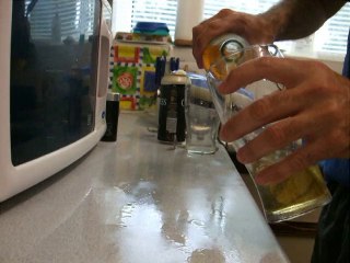 How to Pour a Poorman's Black Velvet