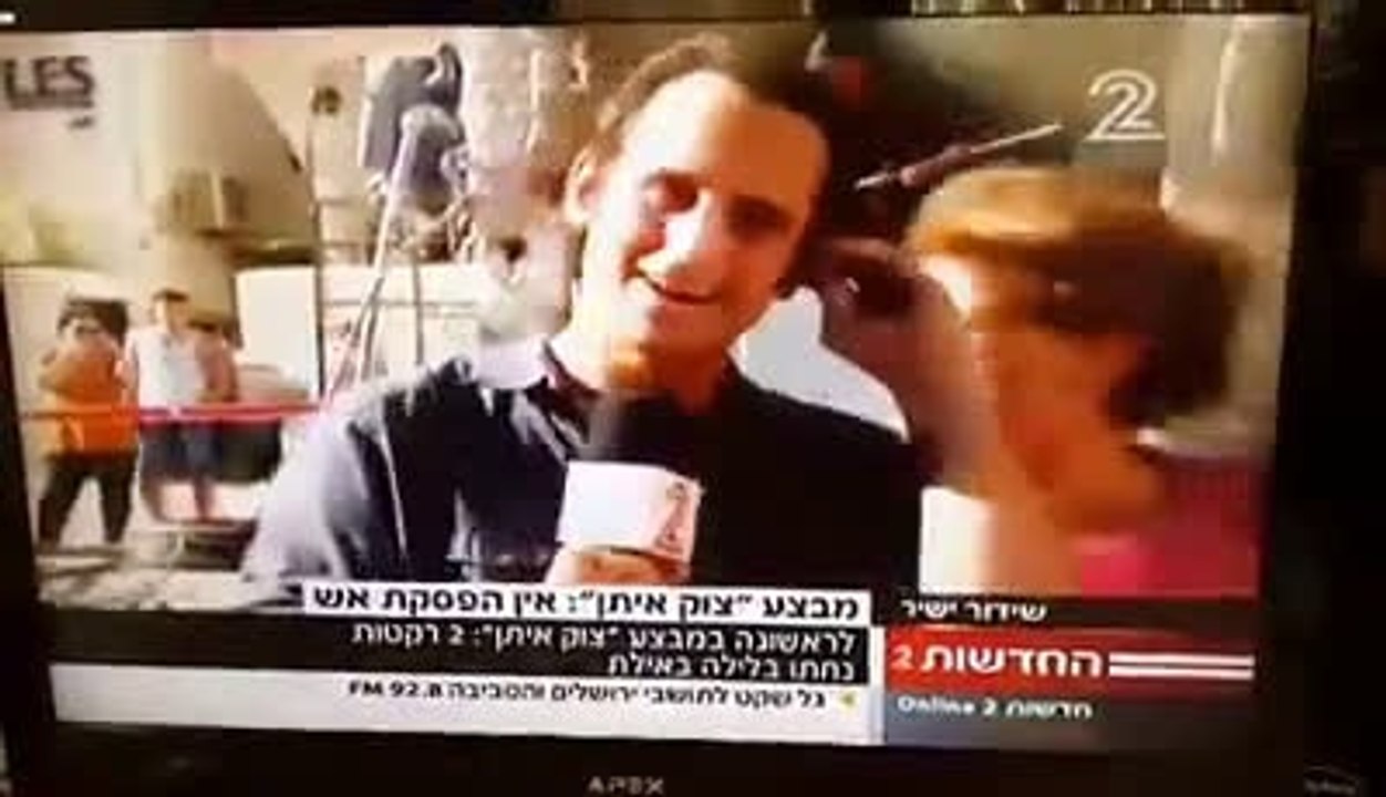 תיעודים ישראל: פדיחה - תושבת אילת מנשקת את השדרן בזמן השידור.