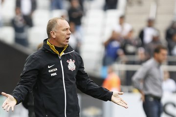 Antes de volta, Mano cobra solução para o ataque corintiano