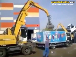 Yolu Kapattı Diye Kamyoneti Vinçle Parçalamak