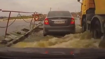 QUANDO se PÁRA o CARRO numa PONTE FLUTUANTE… E ALGO Inesperado ACONTECE.