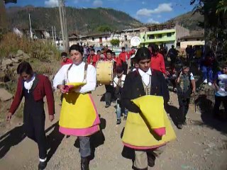 Maletillas en Chuquizongo, rumbo a la Plaza de Toros.