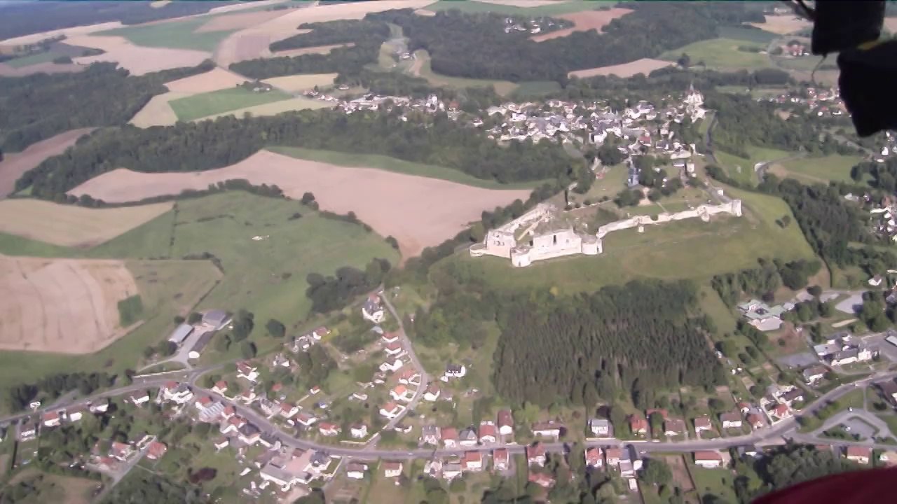Survol du château de Coucy en ULM