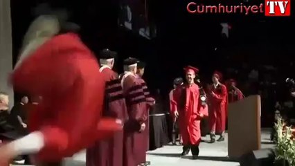 Mezuniyet töreninde takla atmak isterken...
